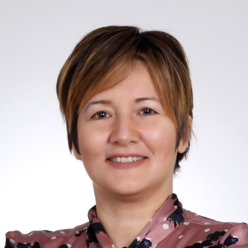 Feza Öztürk, Finance Director - Professional headshot portrait, based in Zürich, Switzerland